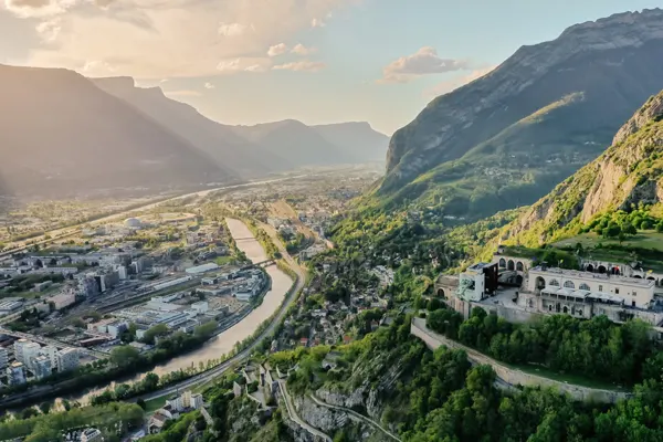 Vue sur Grenoble où notre artisan de porte garage grenoble intervient